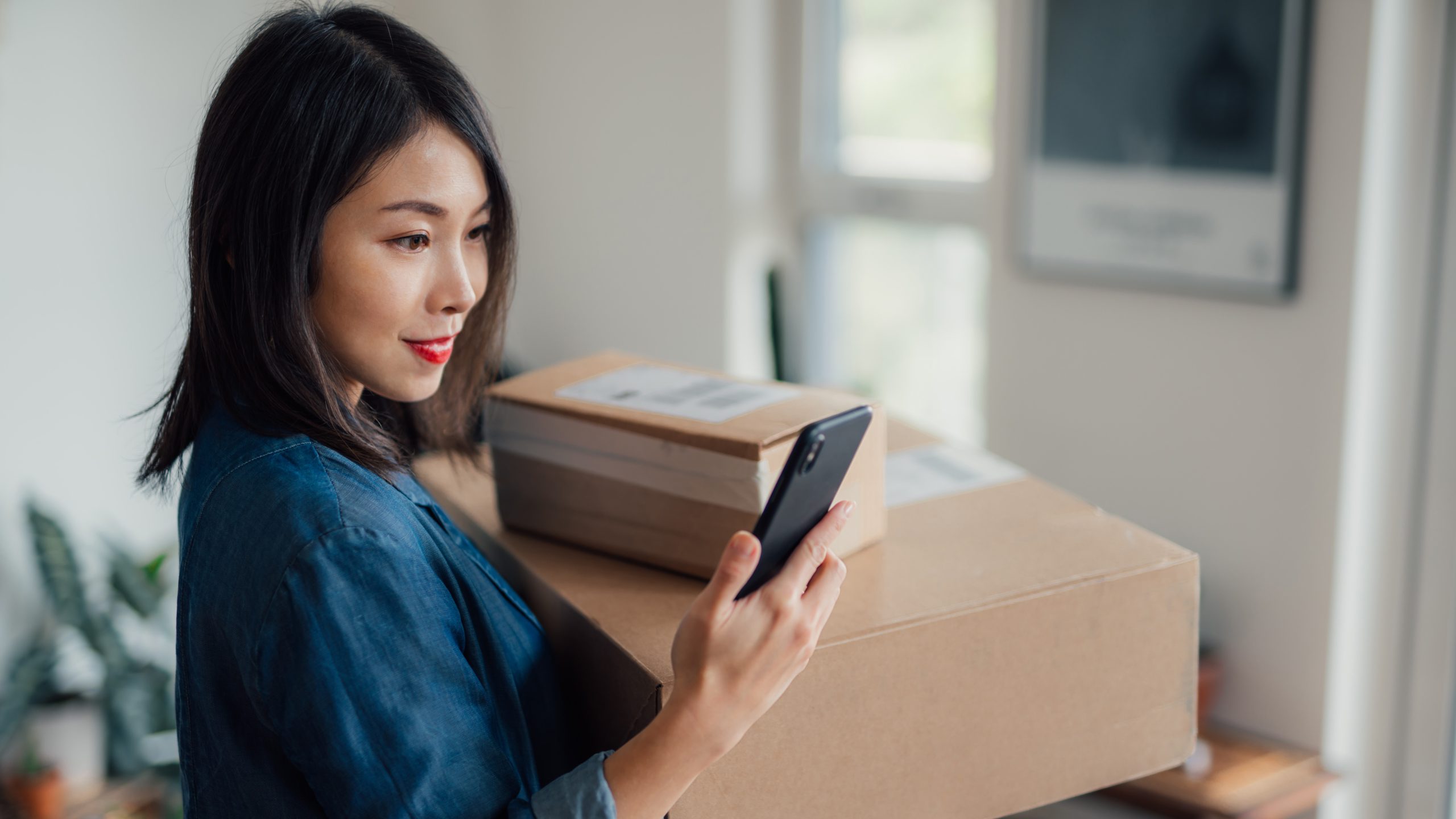 A young woman with a parcels.